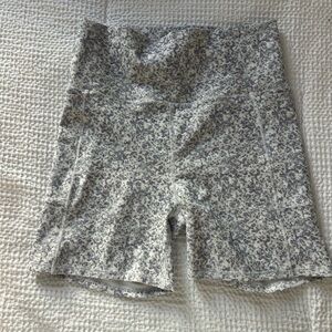 Vuori women’s studio pocket bikers shorts